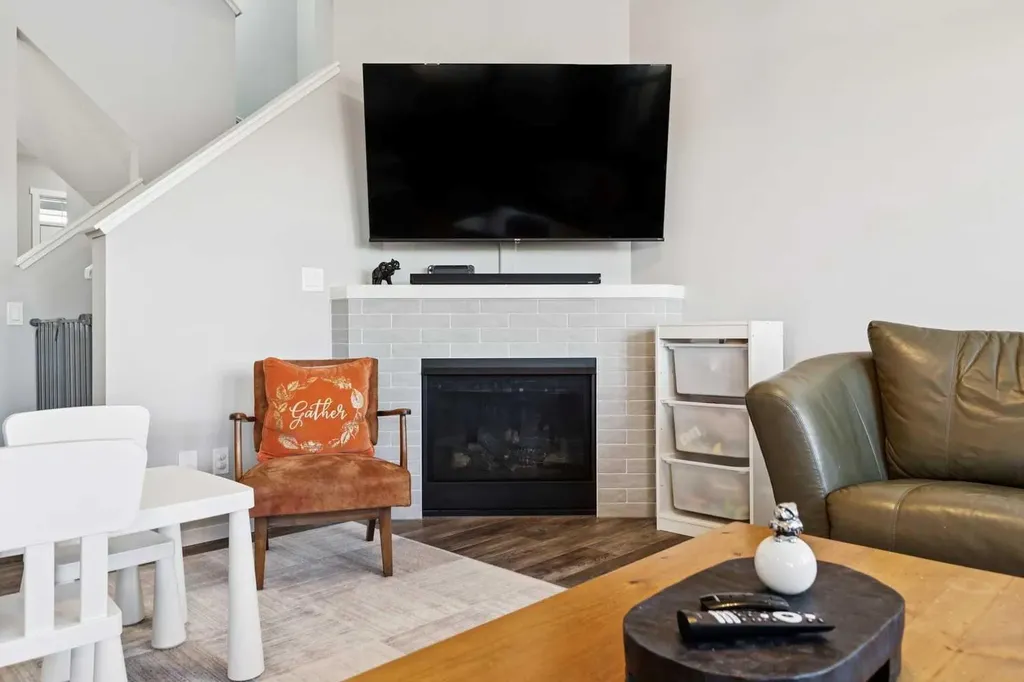 57 Crestridge Bay SW Calgary AB T3B 6H2