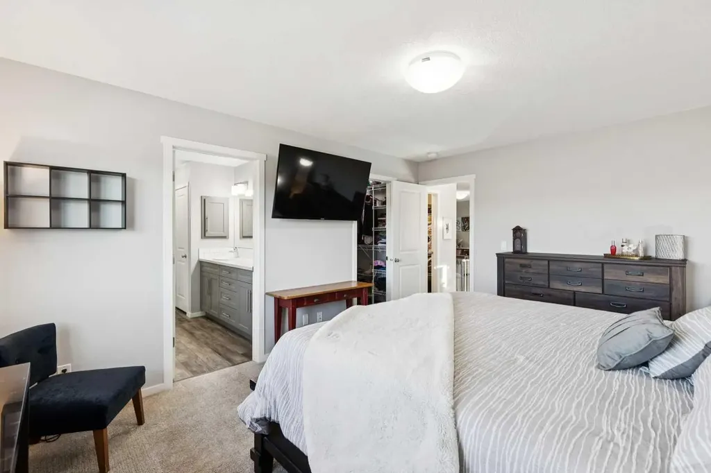57 Crestridge Bay SW Calgary AB T3B 6H2