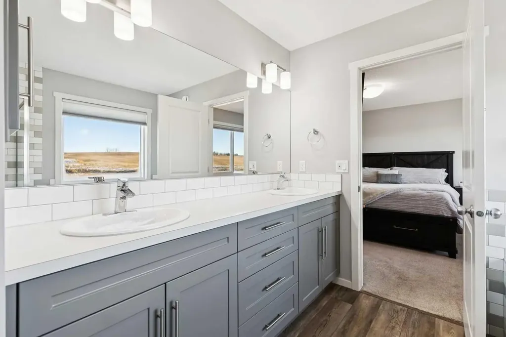 57 Crestridge Bay SW Calgary AB T3B 6H2