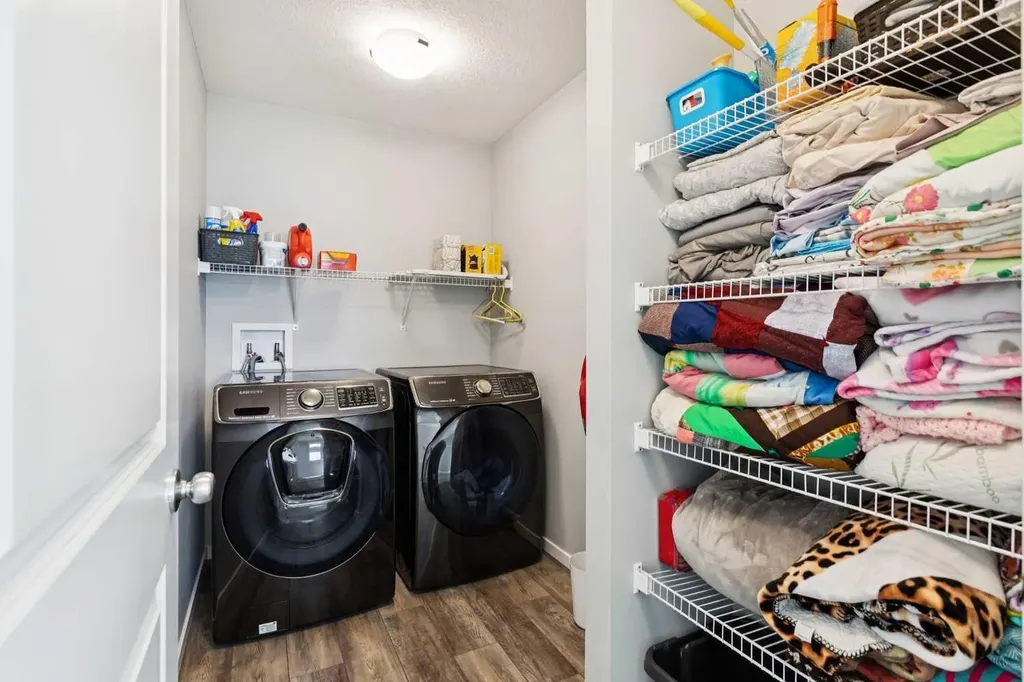 57 Crestridge Bay SW Calgary AB T3B 6H2