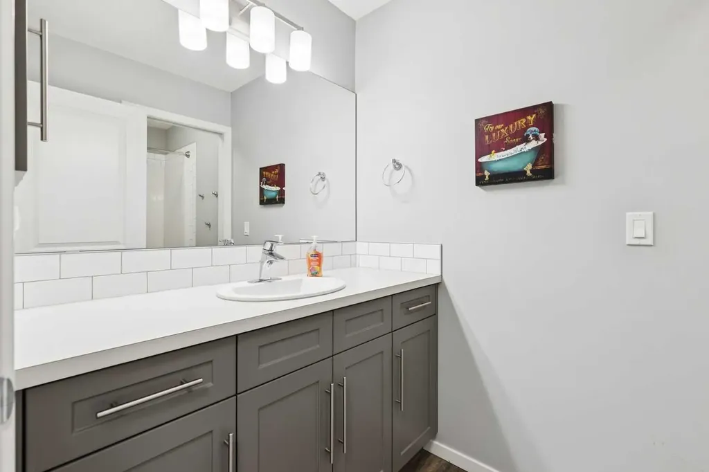 57 Crestridge Bay SW Calgary AB T3B 6H2