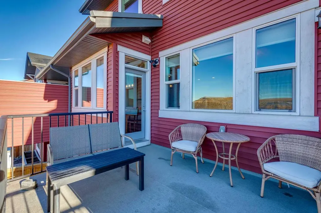 57 Crestridge Bay SW Calgary AB T3B 6H2