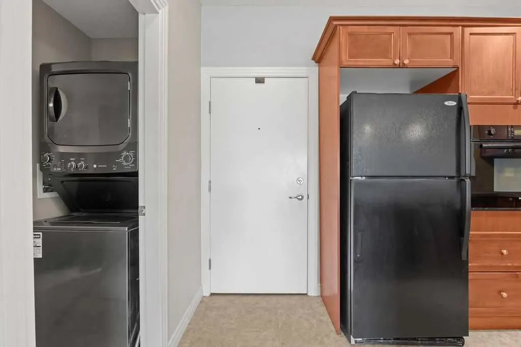 60 Royal Oak Plaza NW Calgary AB T3K 5Z1