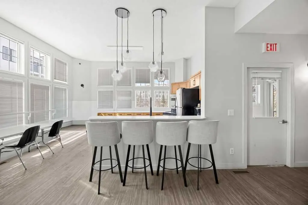 60 Royal Oak Plaza NW Calgary AB T3K 5Z1