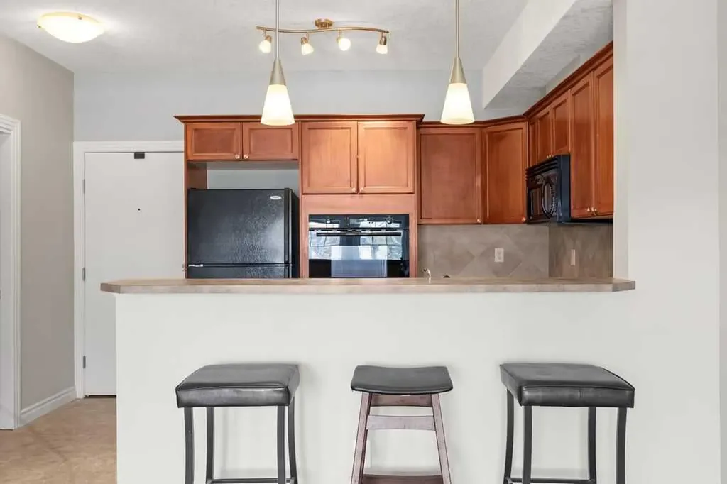 60 Royal Oak Plaza NW Calgary AB T3K 5Z1