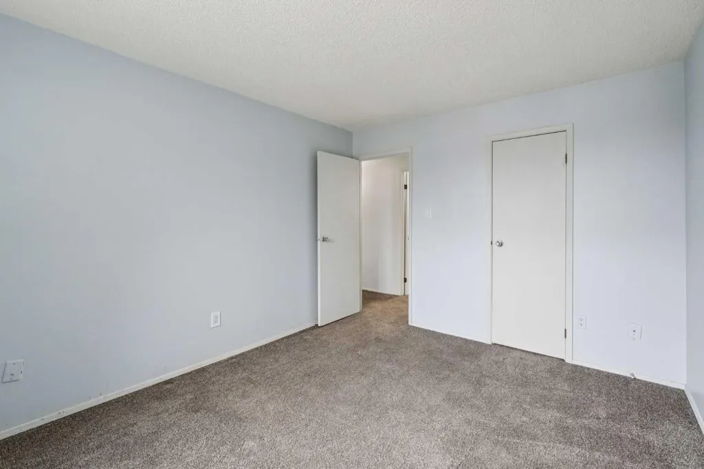 315 Southampton Drive SW Calgary AB T2W 2T6