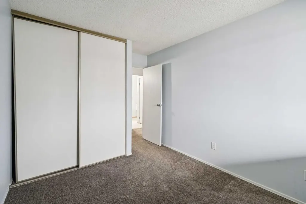 315 Southampton Drive SW Calgary AB T2W 2T6