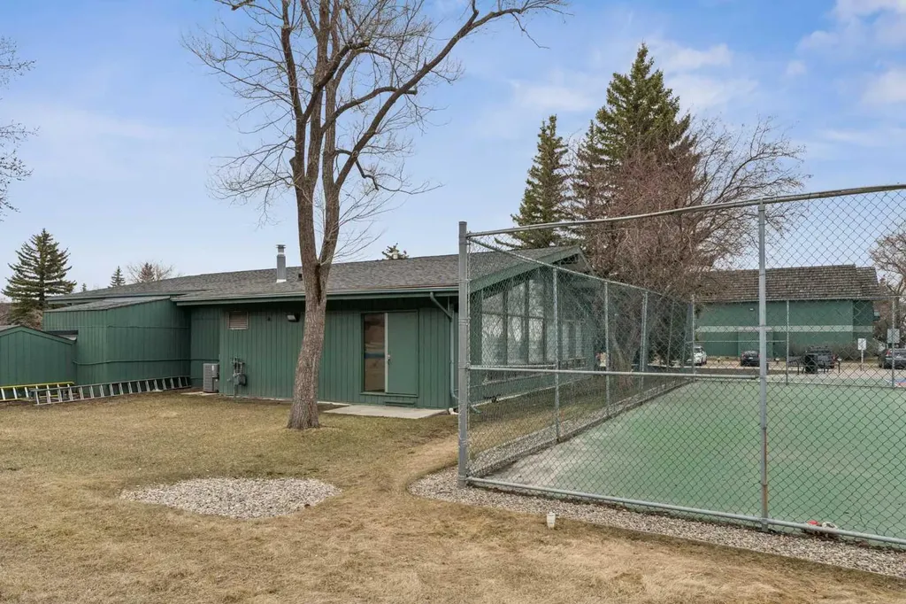 315 Southampton Drive SW Calgary AB T2W 2T6