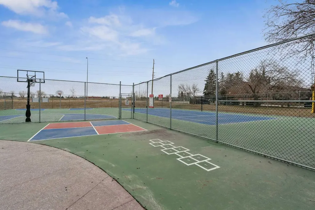 315 Southampton Drive SW Calgary AB T2W 2T6