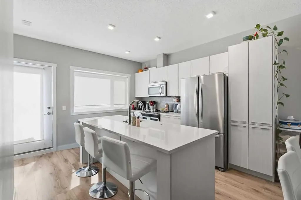 218 Sherwood Square NW Calgary AB T3R 0Y2