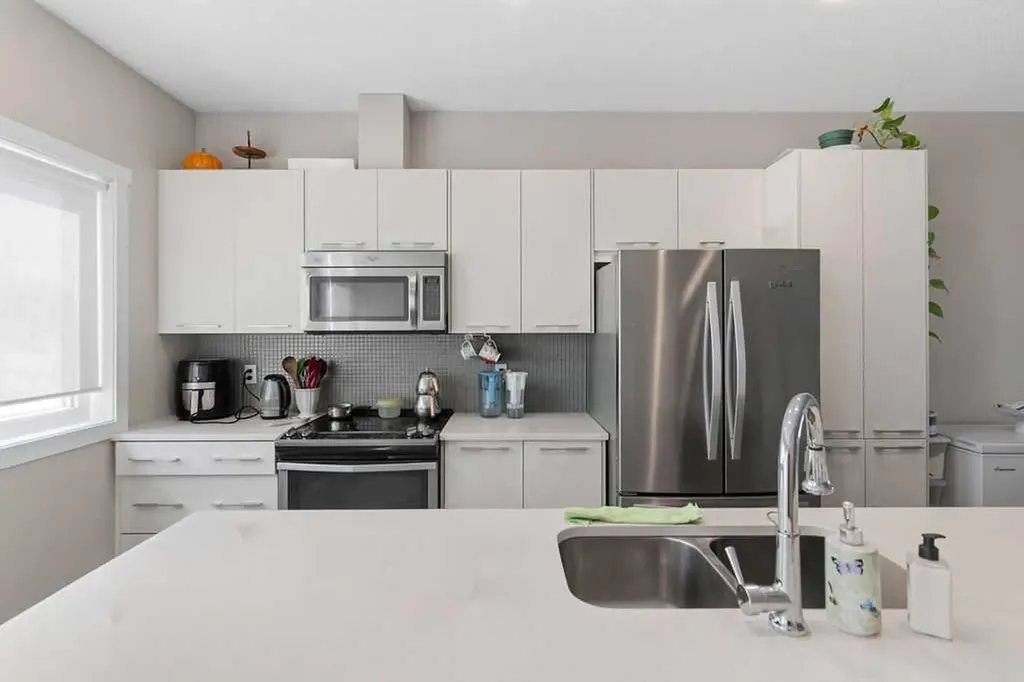 218 Sherwood Square NW Calgary AB T3R 0Y2