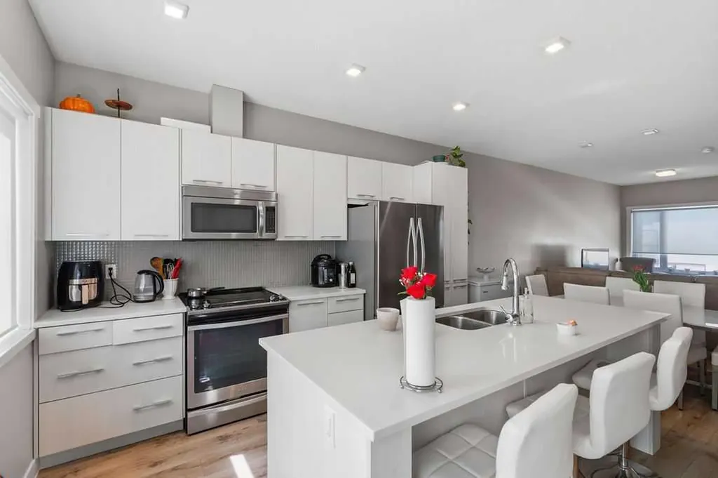 218 Sherwood Square NW Calgary AB T3R 0Y2