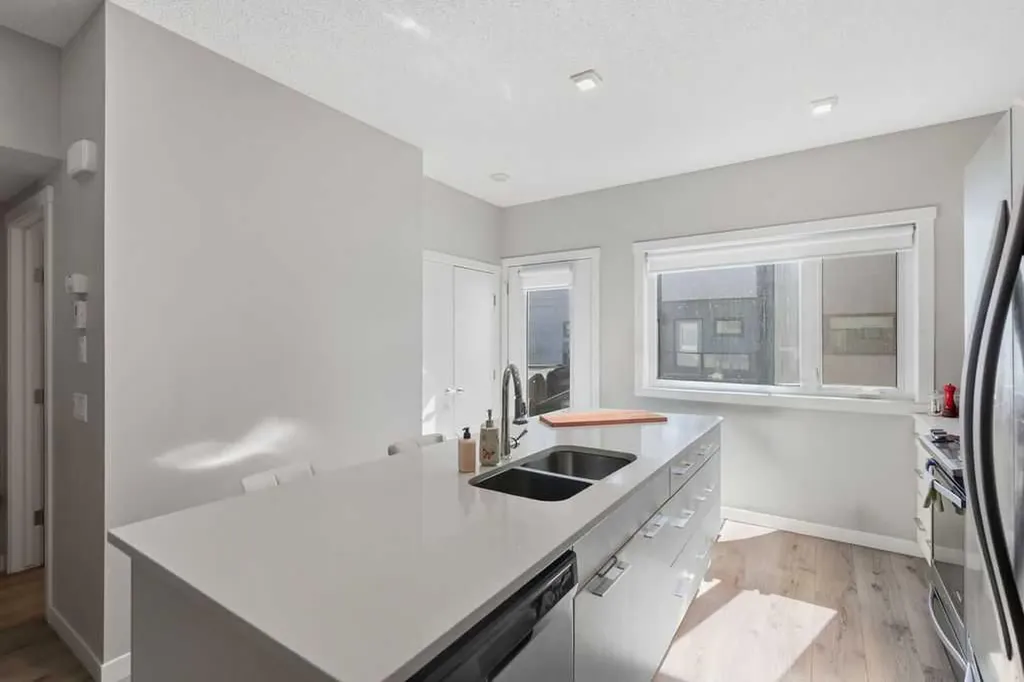 218 Sherwood Square NW Calgary AB T3R 0Y2