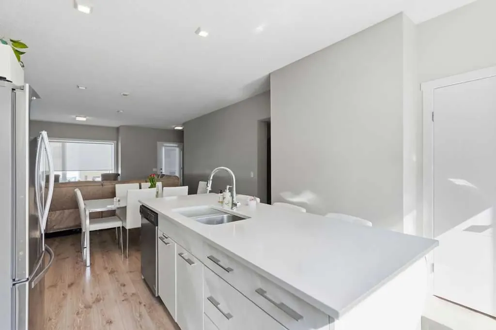 218 Sherwood Square NW Calgary AB T3R 0Y2