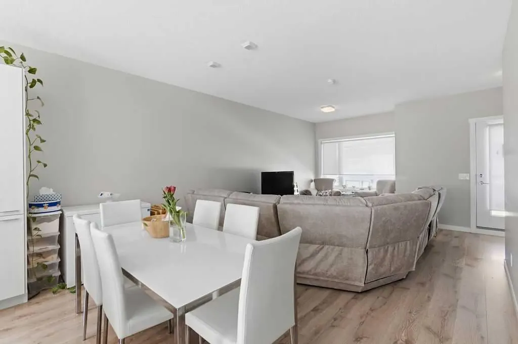 218 Sherwood Square NW Calgary AB T3R 0Y2