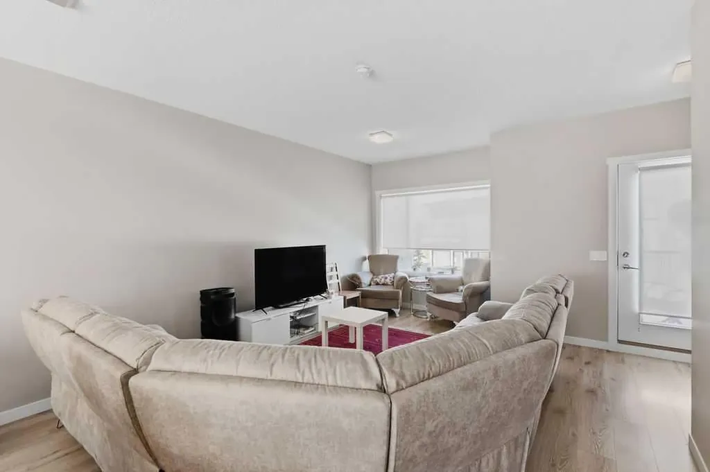 218 Sherwood Square NW Calgary AB T3R 0Y2