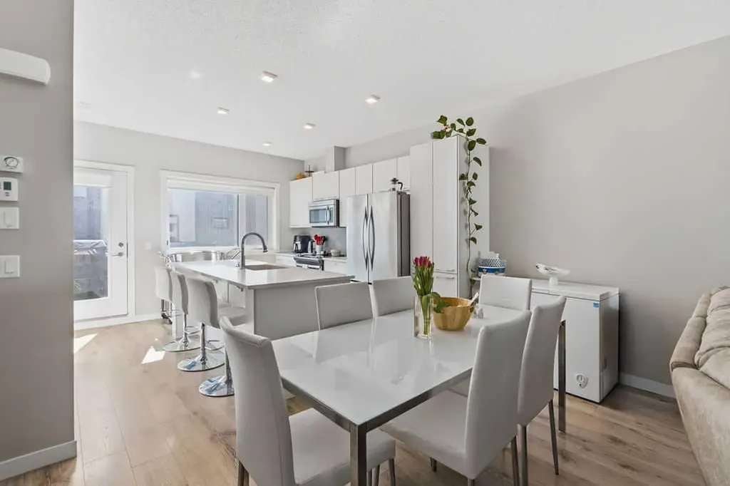 218 Sherwood Square NW Calgary AB T3R 0Y2