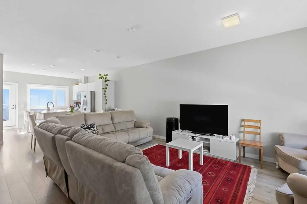 218 Sherwood Square NW Calgary AB T3R 0Y2