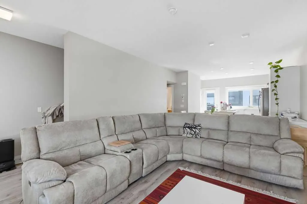 218 Sherwood Square NW Calgary AB T3R 0Y2