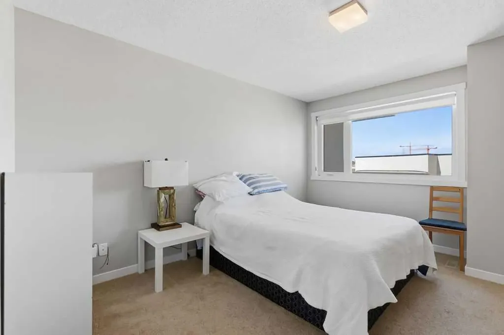 218 Sherwood Square NW Calgary AB T3R 0Y2