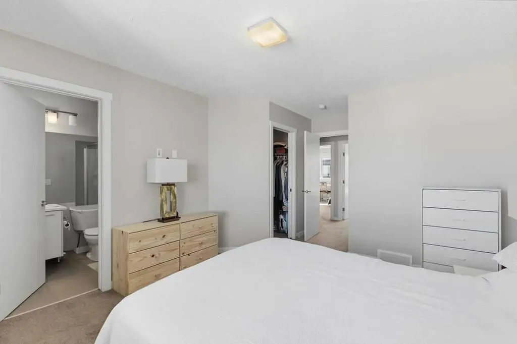 218 Sherwood Square NW Calgary AB T3R 0Y2
