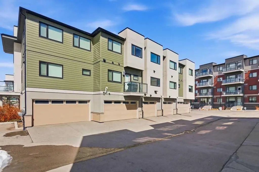 218 Sherwood Square NW Calgary AB T3R 0Y2
