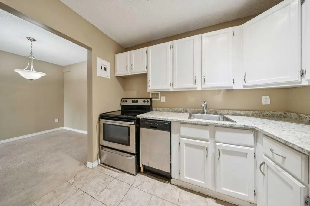 315 Southampton Drive SW Calgary AB T2W 2T6
