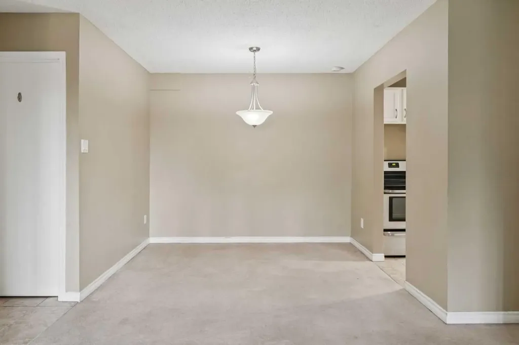 315 Southampton Drive SW Calgary AB T2W 2T6
