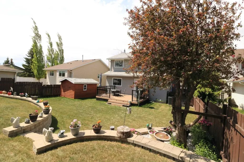 8 Meadow Place SE Airdrie AB T4A 1W4