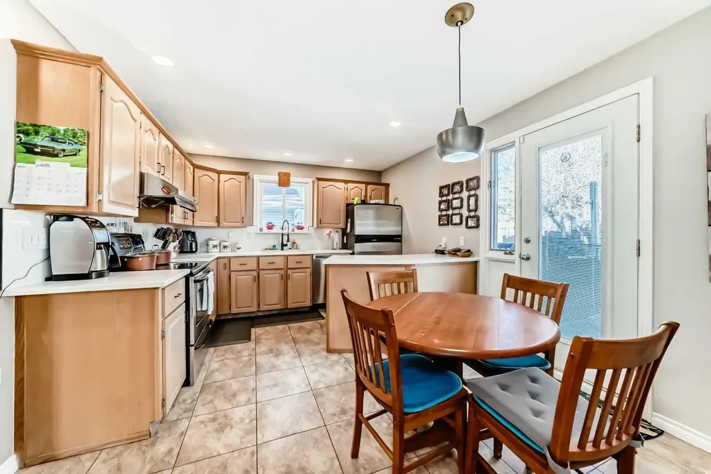 8 Meadow Place SE Airdrie AB T4A 1W4