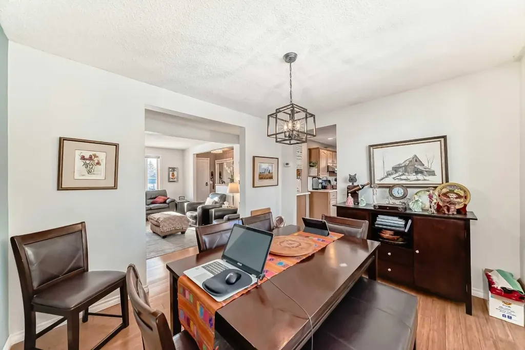 8 Meadow Place SE Airdrie AB T4A 1W4