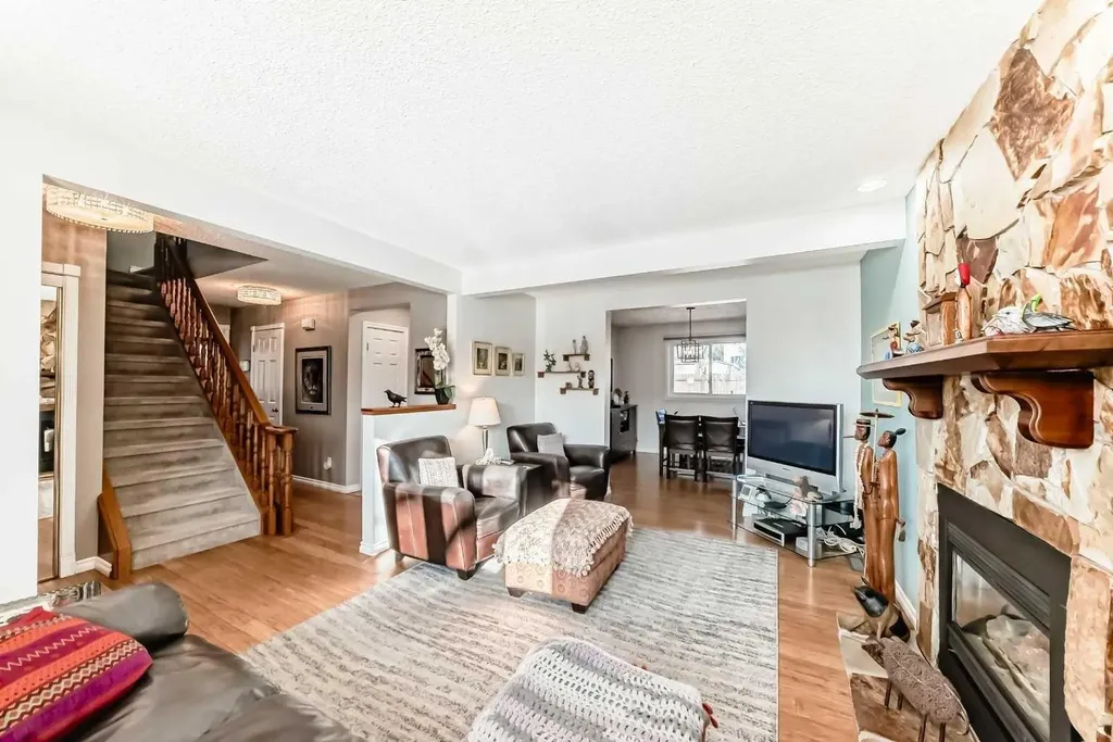 8 Meadow Place SE Airdrie AB T4A 1W4