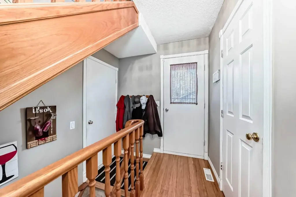 8 Meadow Place SE Airdrie AB T4A 1W4