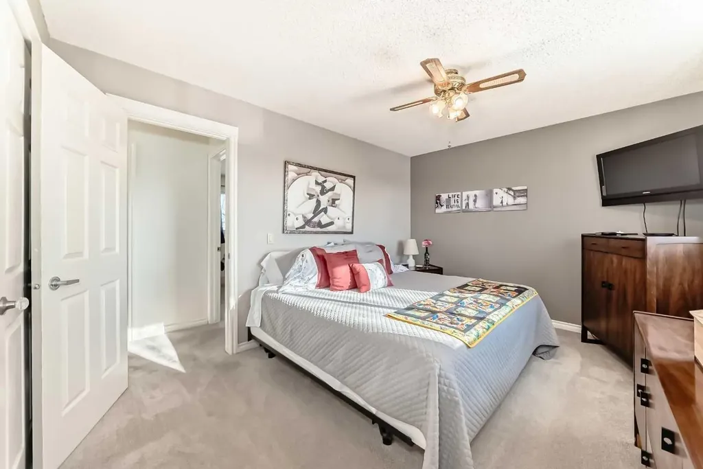 8 Meadow Place SE Airdrie AB T4A 1W4
