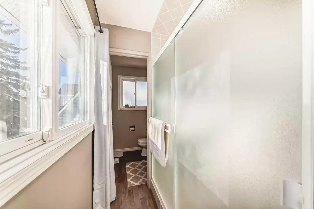 8 Meadow Place SE Airdrie AB T4A 1W4