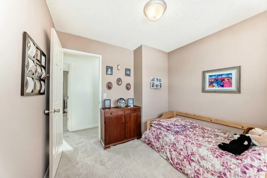 8 Meadow Place SE Airdrie AB T4A 1W4