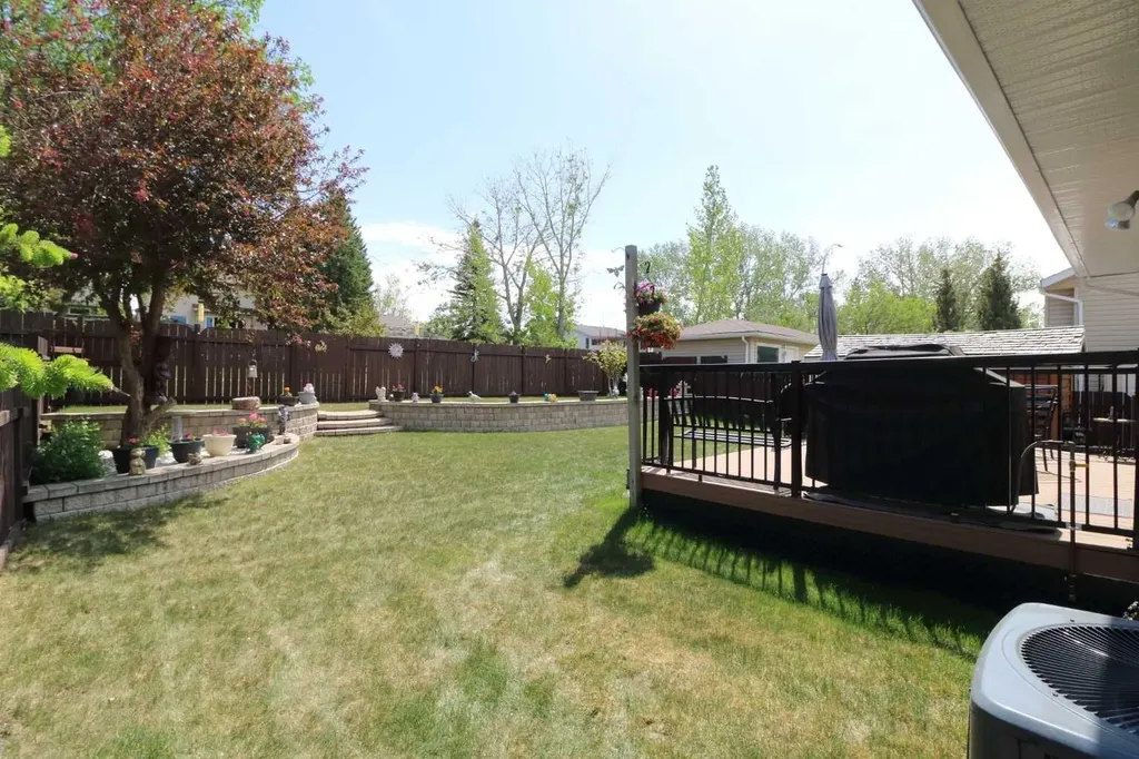 8 Meadow Place SE Airdrie AB T4A 1W4
