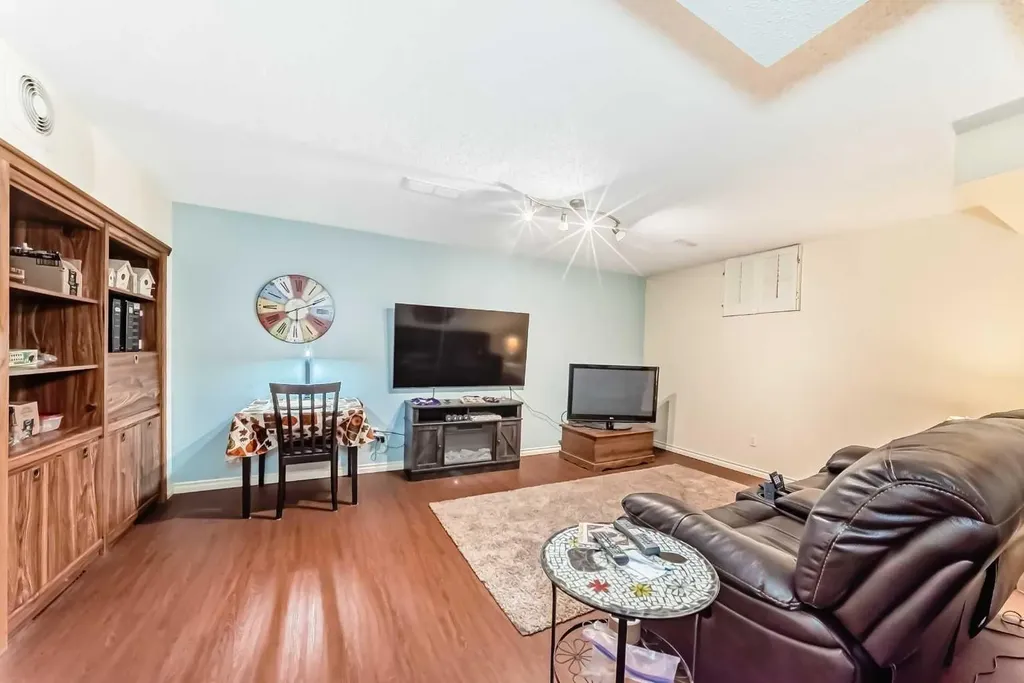 8 Meadow Place SE Airdrie AB T4A 1W4