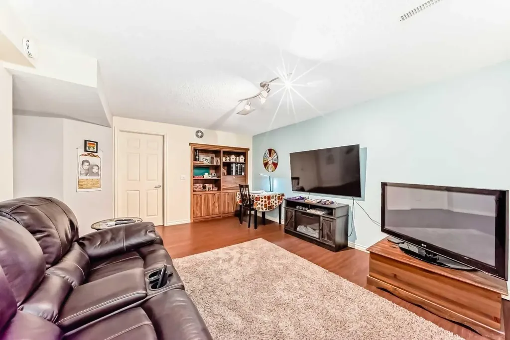 8 Meadow Place SE Airdrie AB T4A 1W4