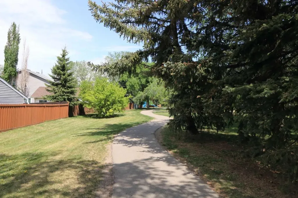 8 Meadow Place SE Airdrie AB T4A 1W4