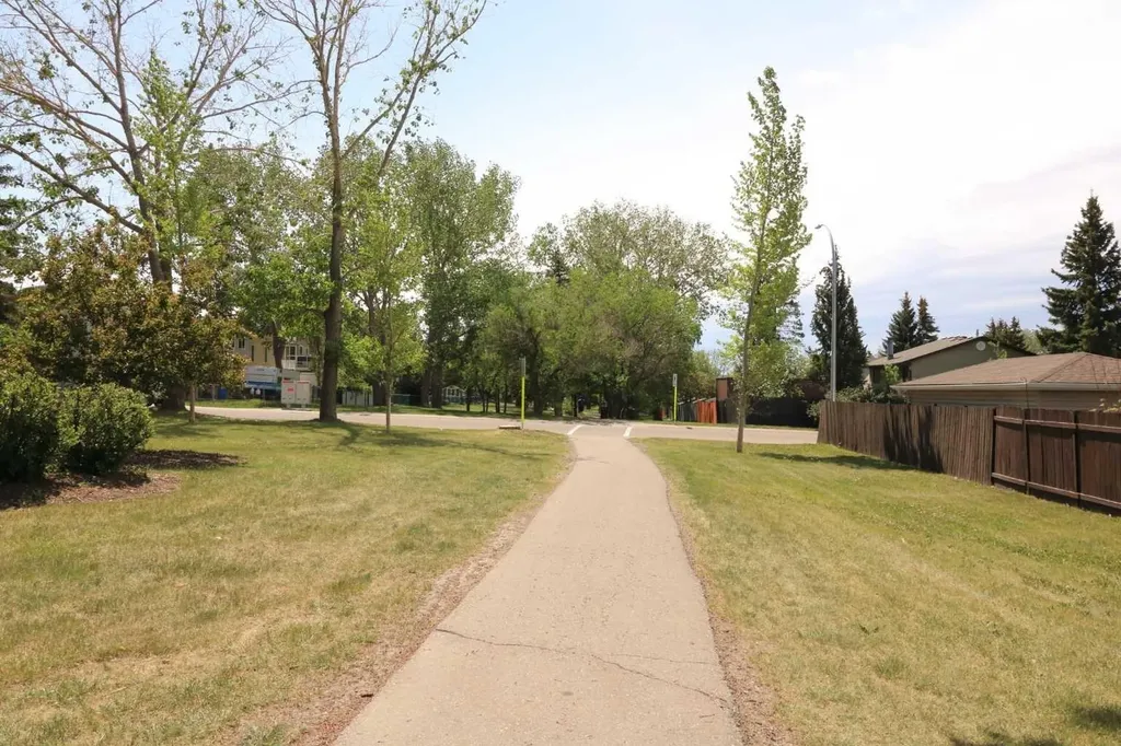 8 Meadow Place SE Airdrie AB T4A 1W4