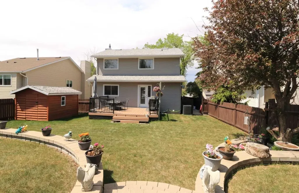 8 Meadow Place SE Airdrie AB T4A 1W4