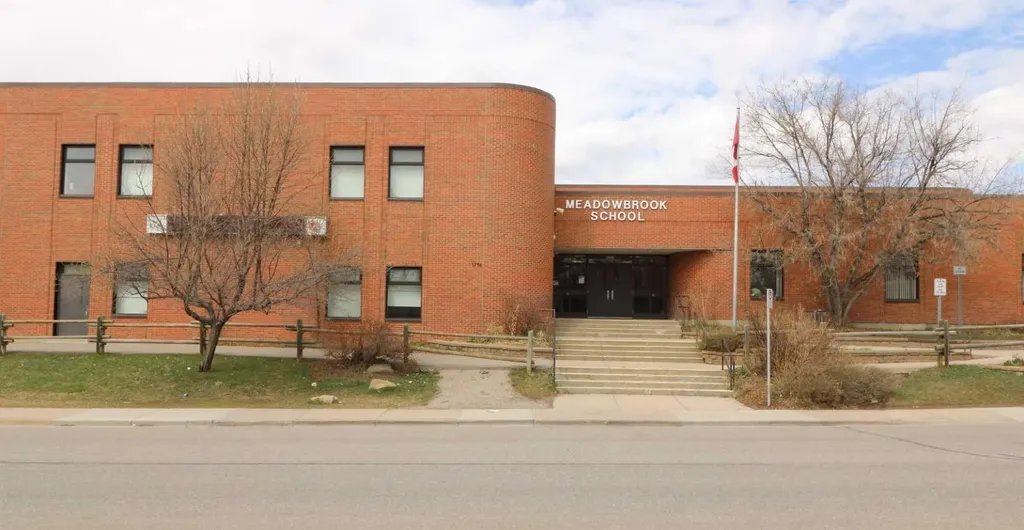 8 Meadow Place SE Airdrie AB T4A 1W4