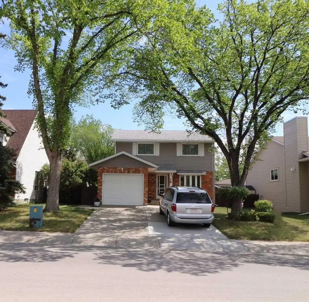 8 Meadow Place SE Airdrie AB T4A 1W4