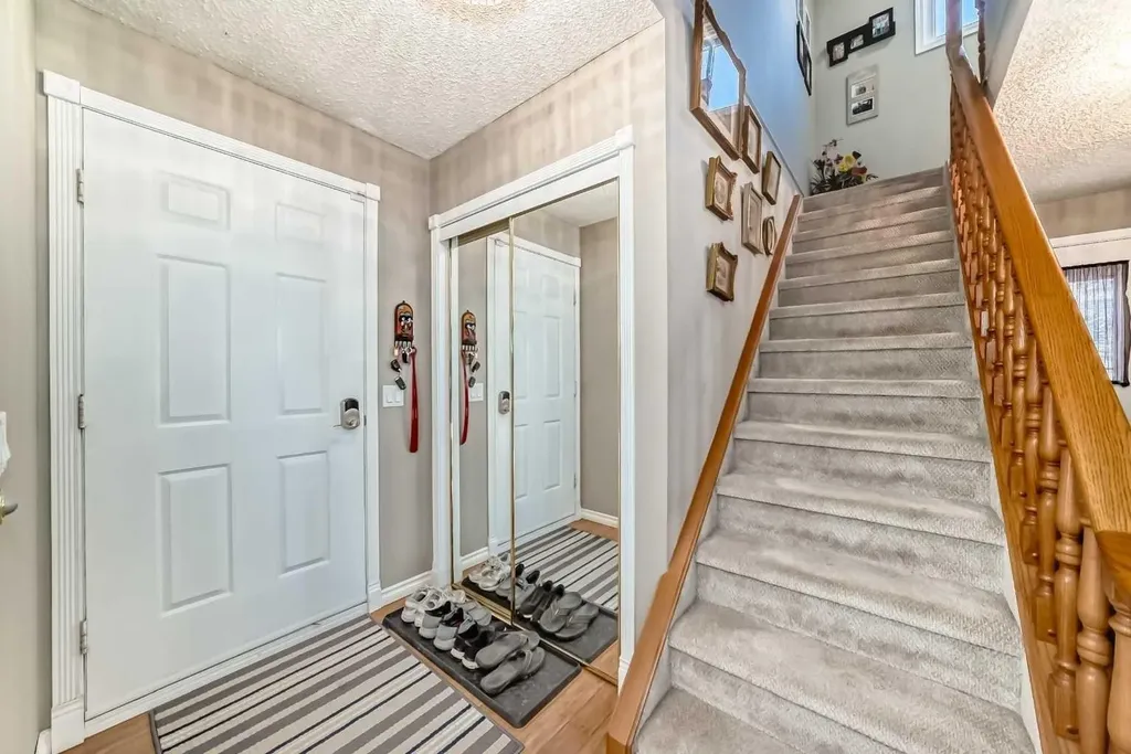 8 Meadow Place SE Airdrie AB T4A 1W4