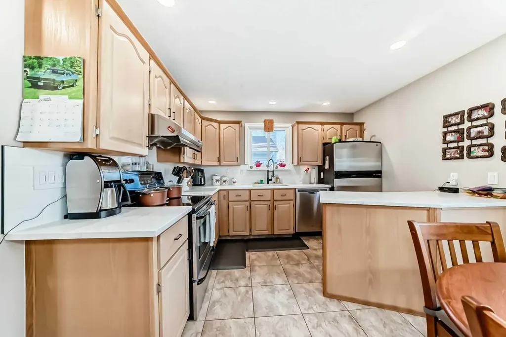 8 Meadow Place SE Airdrie AB T4A 1W4