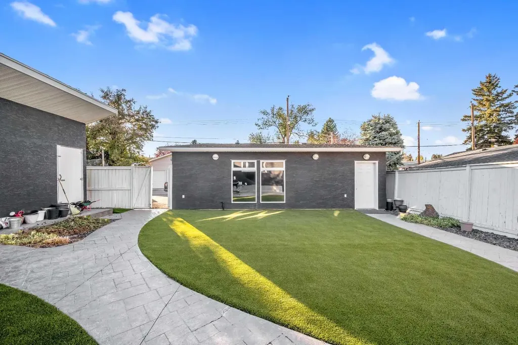 10012 Willowview Road SE Calgary AB T2J 1P4
