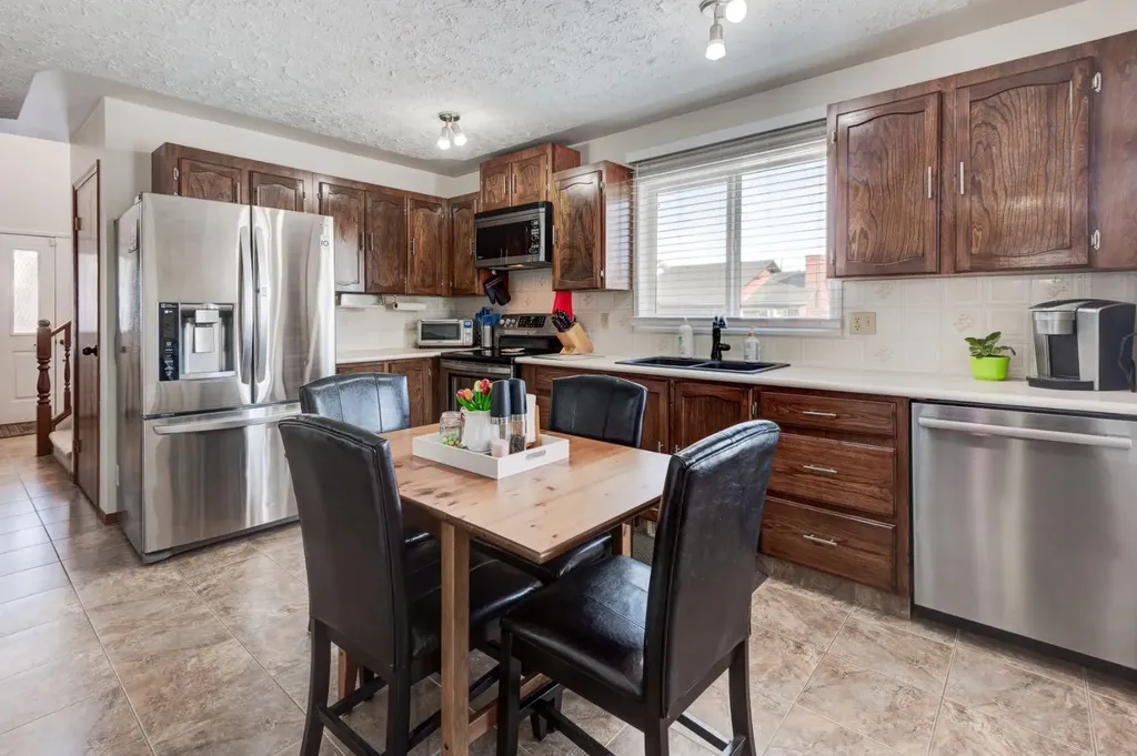 4 Cedargrove Way SW Calgary AB T2W 4V2