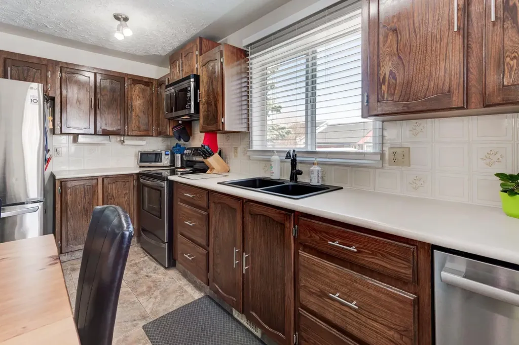 4 Cedargrove Way SW Calgary AB T2W 4V2
