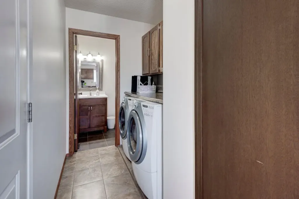 4 Cedargrove Way SW Calgary AB T2W 4V2